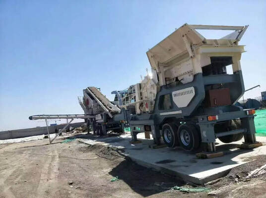 이동적 인 분쇄 공장 은 안정적 인 재료 생산량 으로 원활 하게 작동 한다